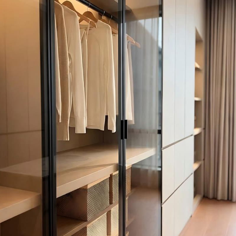 Lemari Walk-in Veneer Bercahaya Minimalis Louvre